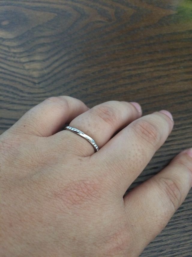 少し丸みがあるリングで両側にメレダイヤが入ってます