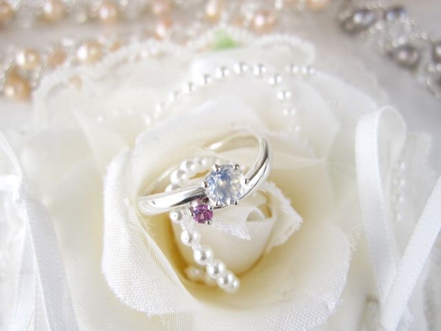 お互いの誕生石が入った婚約指輪です。