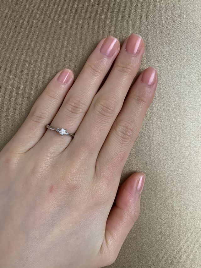 細身な婚約指輪です。