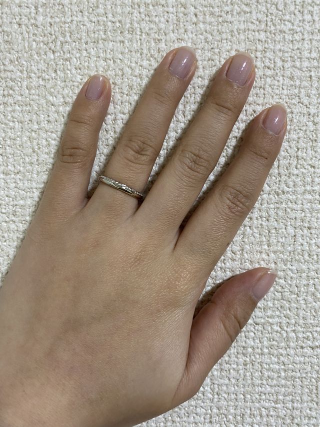 ダイアモンドが敷き詰められ、見る角度によって変化を楽しめます