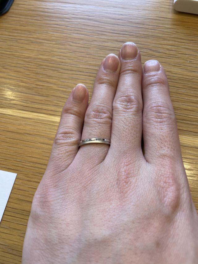 1/4だけ艶消しになっており、3通りの付け方が可能です。