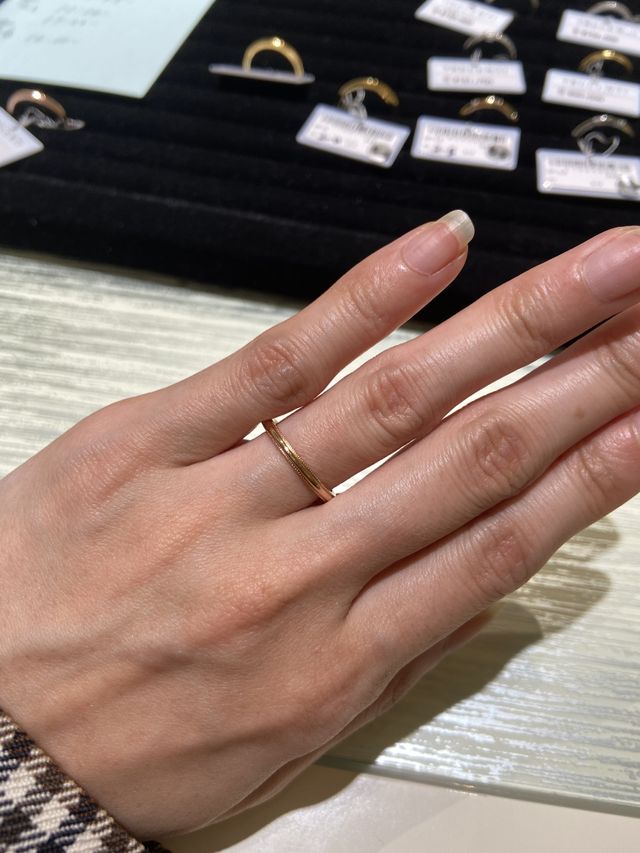 細かいミル打ちがされたデザイン性があるリングです。