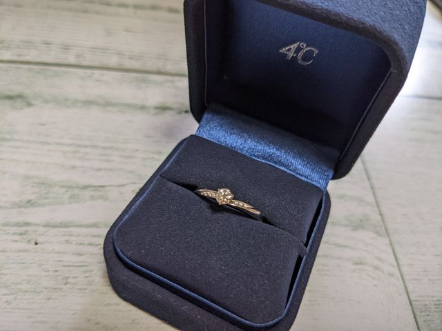 4℃のハートトゥビリーブという婚約指輪です。