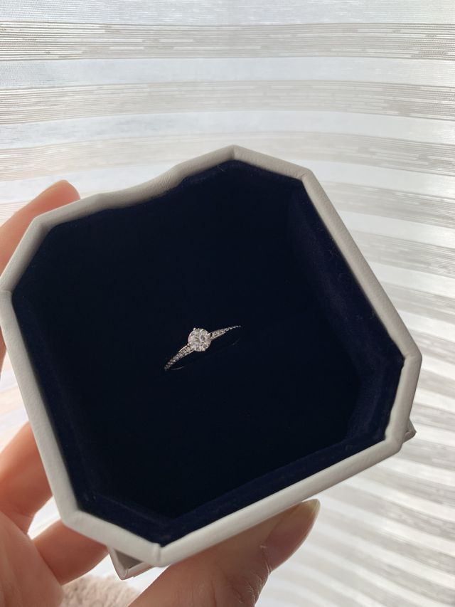 斜めにダイヤのラインが入っていて素敵です！