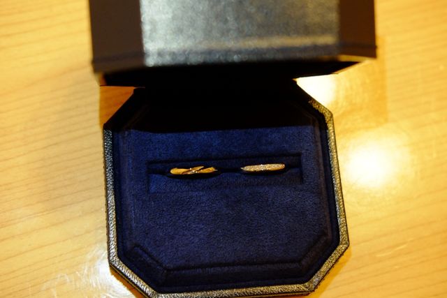 女性用：フロリアードプラチナリング、男性用：WRA033