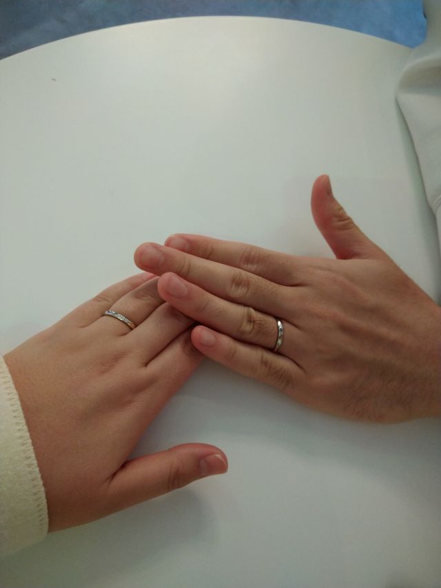 買って指輪を初めて着けたときの写真です。気に入ってます。