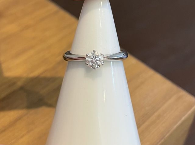 指輪単品の写真です。指輪の形がわかりやすいかと思います。