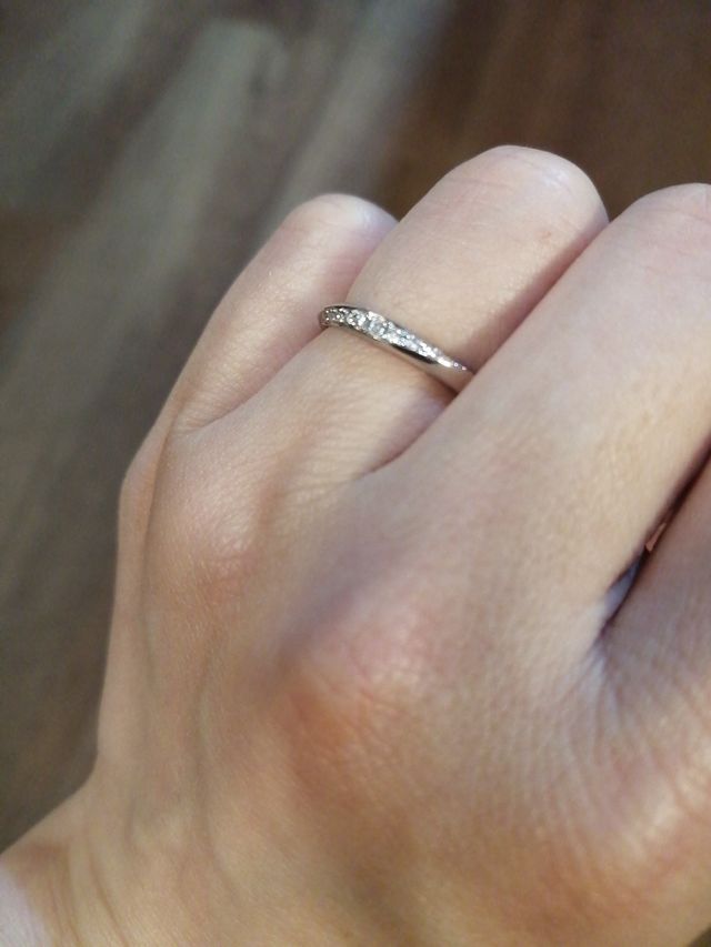 ダイヤのついている指輪を探していました。