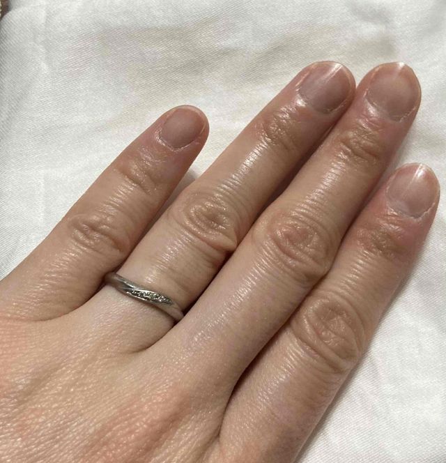 小さなダイヤ３つがウェーブしたラインに散りばめられています。