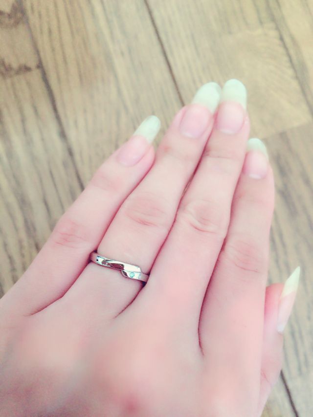 シンプルなデザイン。アイスブルーの石と裏には誕生石有り