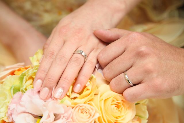 後に購入した結婚指輪とセットで付けた写真です