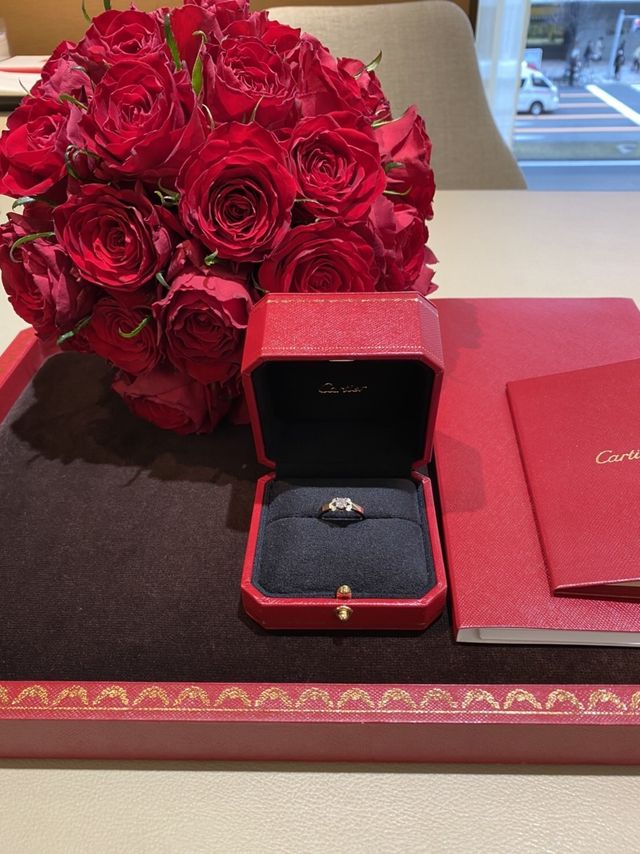 受取時の写真。サプライズのため指輪受取りは主人が行いました。