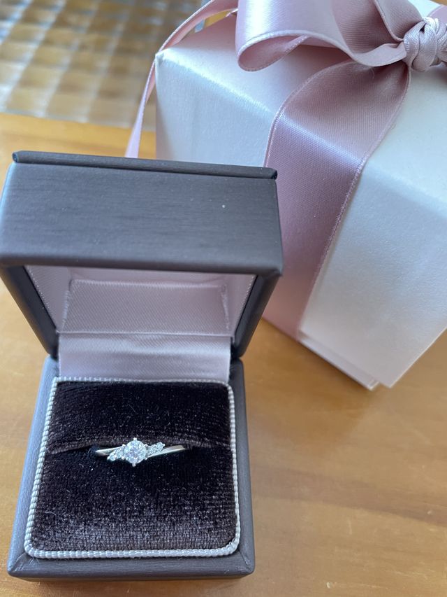 先月婚約指輪をいただきました。
とても可愛くてお気に入りです