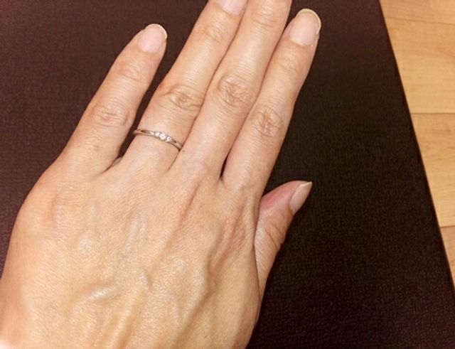 細みの指輪です。ダイヤが3つついてるデザインです。