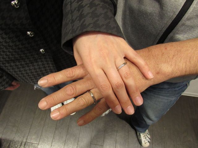 これから二人のスタートラインです。指輪付けて幸せになります。