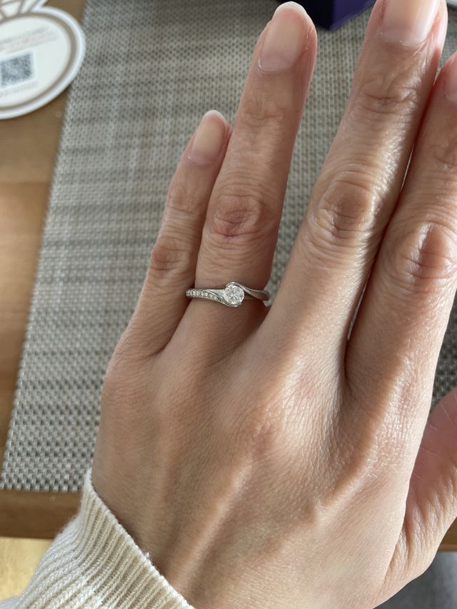 結婚後も様々なシーンで使えるように半分ダイヤにしています。