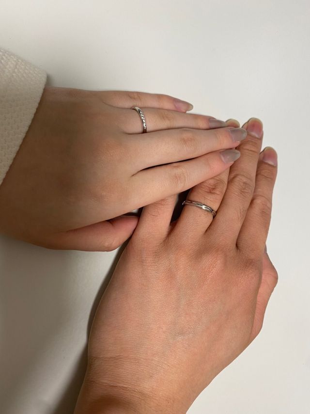 新婦　ダイヤモンド5石
新郎　手を組んだようなデザイン