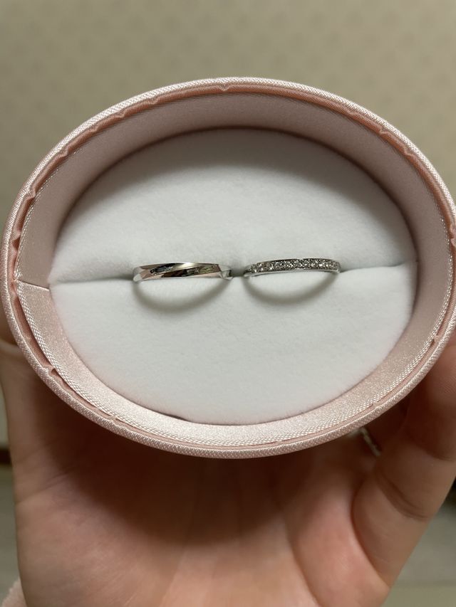右が女性用の結婚指輪です。
