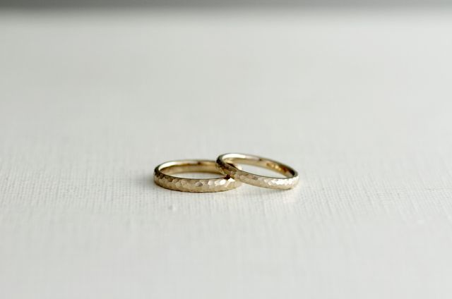 鎚目デザインのピンクゴールドの指輪です。