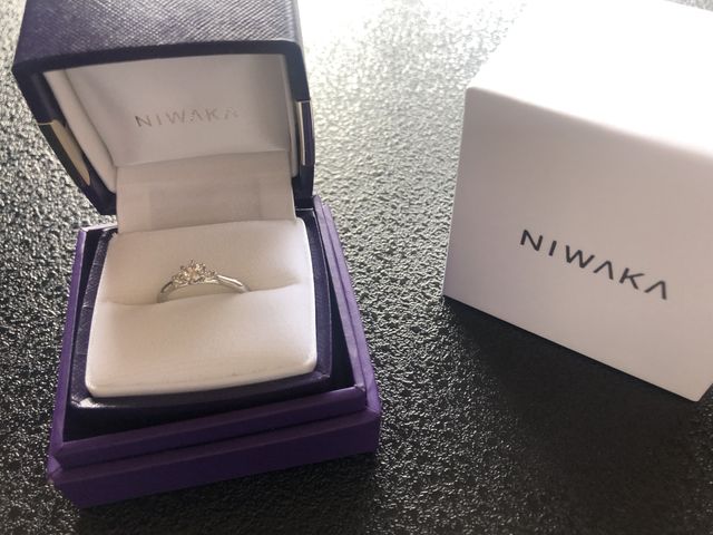 ダイヤモンドを包むような形状をしていて、優しく上品な印象です