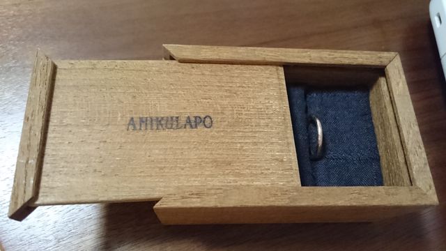 こんな感じのかっこいい木箱に入ってきます。