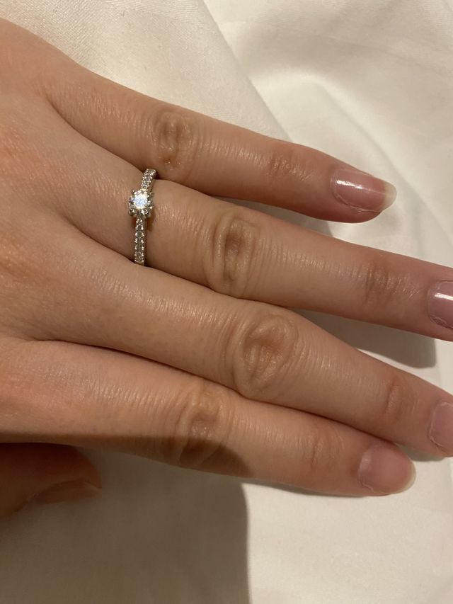 センターにダイヤがあしらわれているパヴェタイプのリングです。