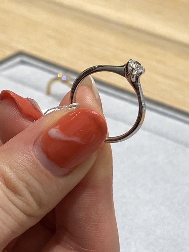 たてづめのオーソドックスな婚約指輪