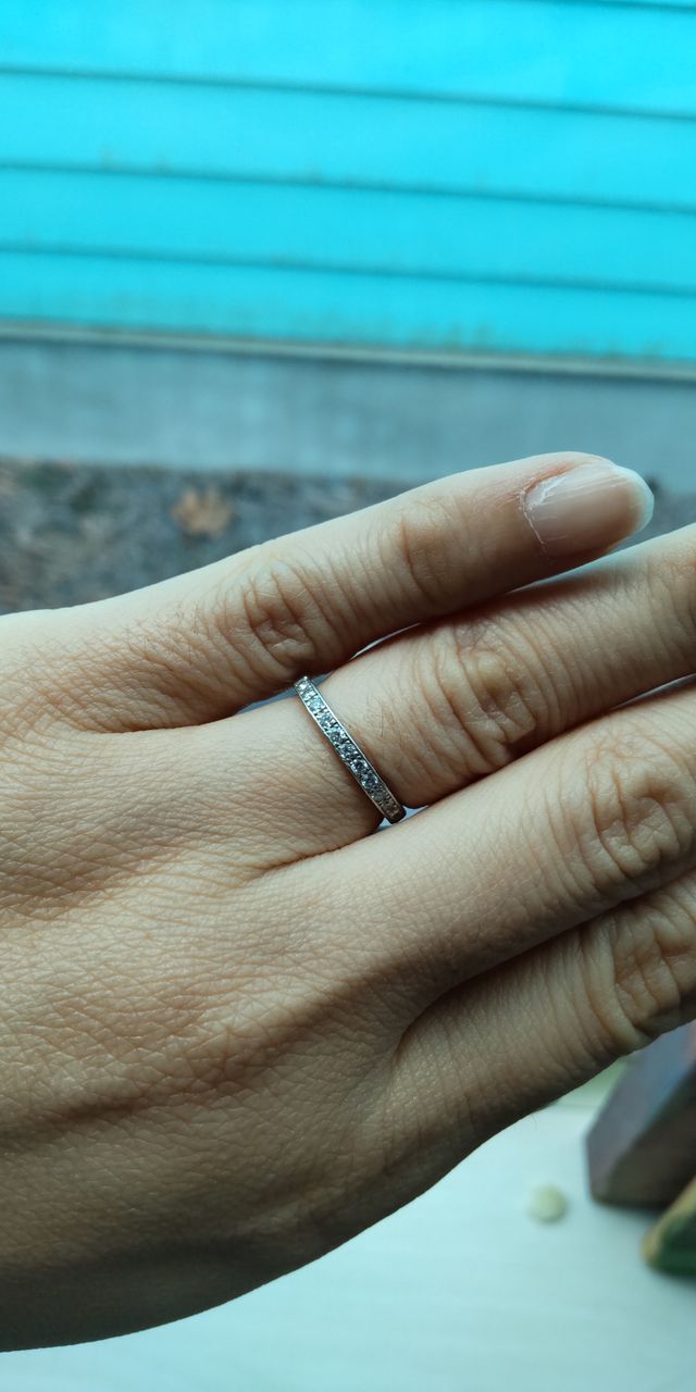 エタニティリングです。側面にも、埋め込みダイヤあり。