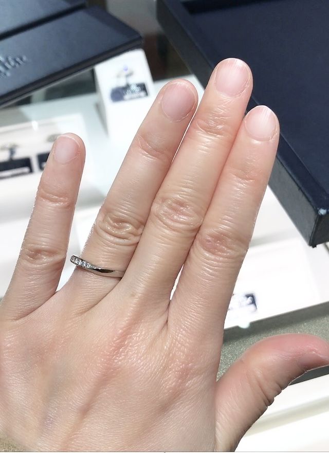 なだらかなV字の指輪