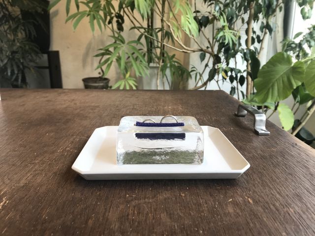 シンプルな指輪ですが、細かいデザインや色味でお洒落感がでます