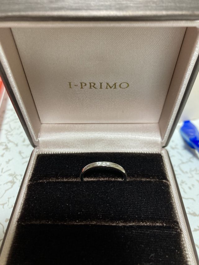 ダイヤが3つ並んだシンプルだが存在感のある指輪です