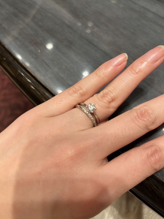 結婚指輪と重ね付けも綺麗に見えます。