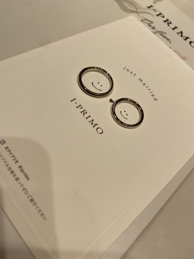 ヘラクレスという指輪にしました最近や流行りはキラキラだそう！