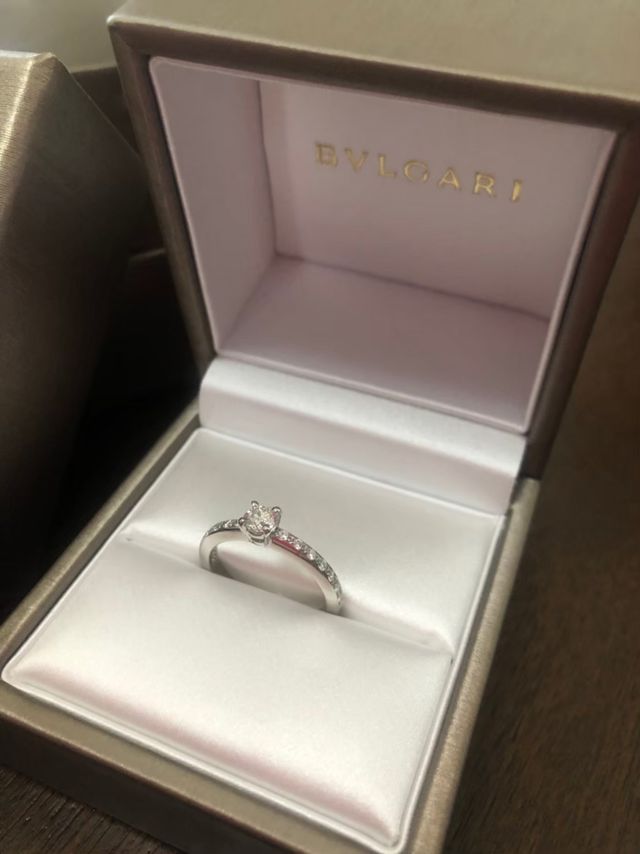 BVLGARIで購入した婚約指輪とボックスです。