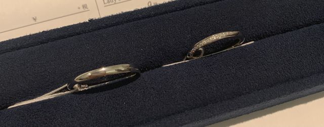 斜めに入ったダイヤがスタイリッシュ&ゴージャス