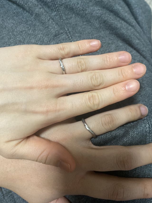 女側に北斗七星を表すダイヤモンド、男側の内側に北極星がある。