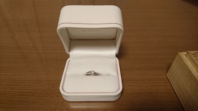 さくらカットのダイヤ。両サイドにピンクダイヤがあります。