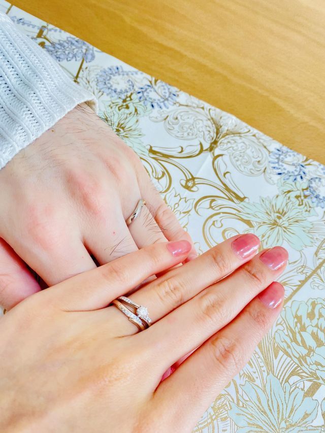 同ブランドの婚約指輪(アンドロメダ)も重ねて着用しています。