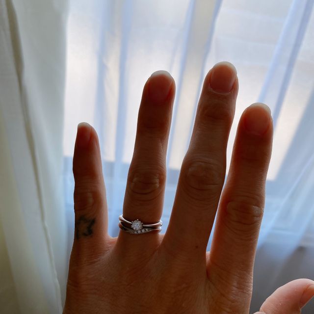 婚約指輪との重ね付けです。