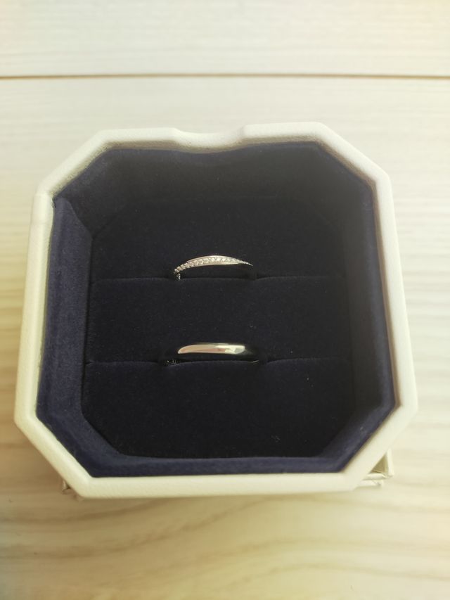 ボックスに入っている指輪のみの写真です。