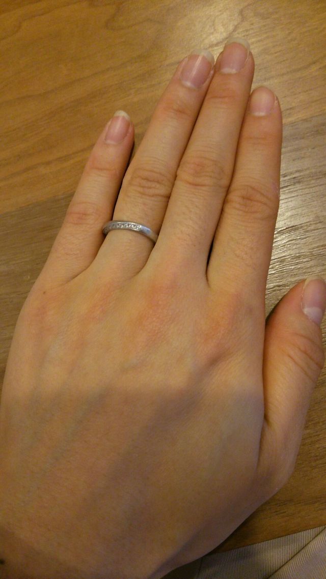 指輪の上面、下面に小さなダイヤが連なって埋め込まれています。