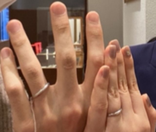 結婚指輪を着けている写真