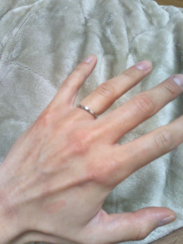 男性用です。女性用は小さくダイヤが3つ。シンプルでいいですね