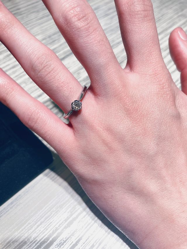 彼の指で着用感を見ました。とても可愛いかったです。