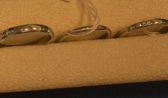 真ん中のリングで他の指輪と比べると細くてかわいかった！