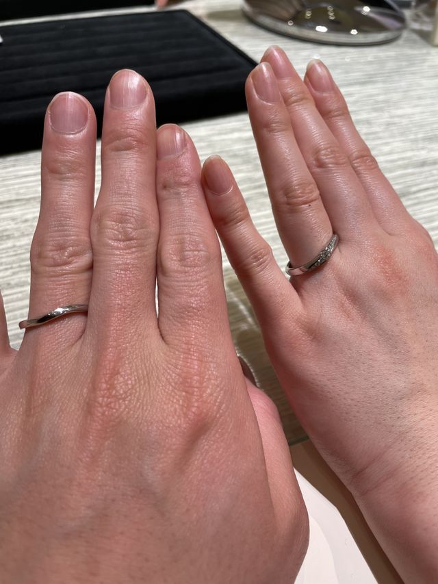 婚約指輪を兼ねた大きめのダイヤが気に入りました。