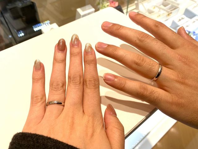 夫はシンプル、私はメレダイヤを挟み込むようなデザインです！