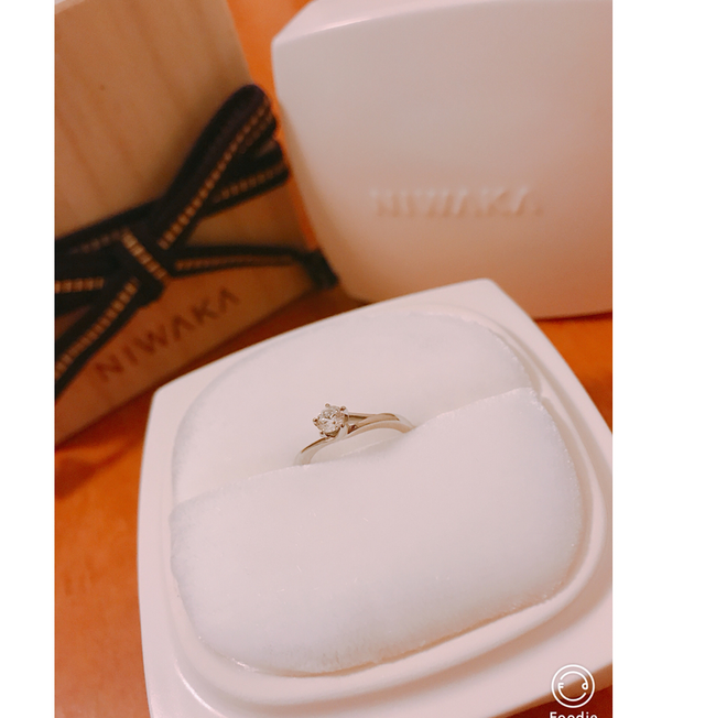 NIWAKAロゴ入りの木箱と陶器のボックスに入っています。