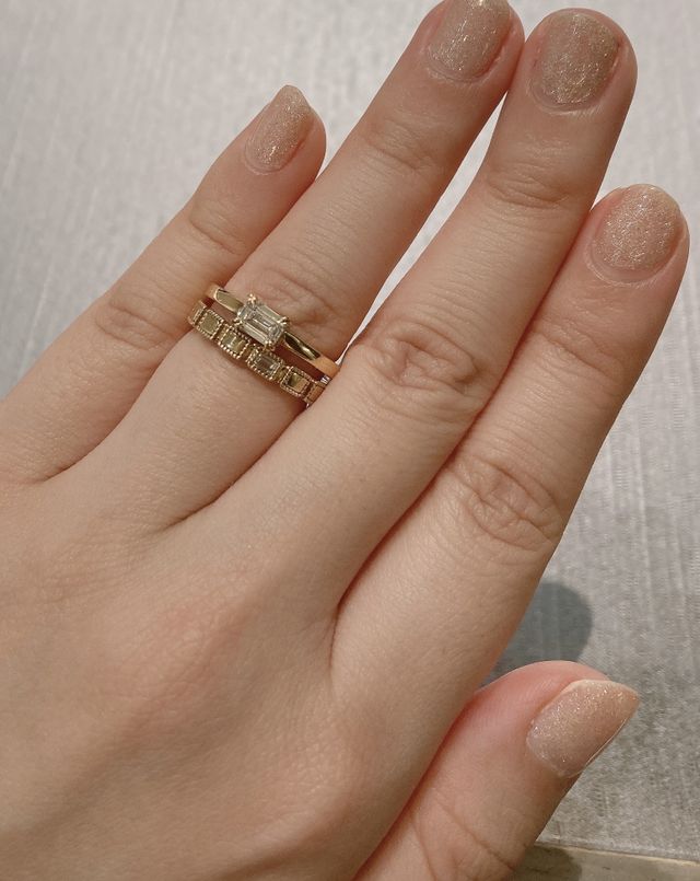 エメラルドカットリングが主役の重ね付け