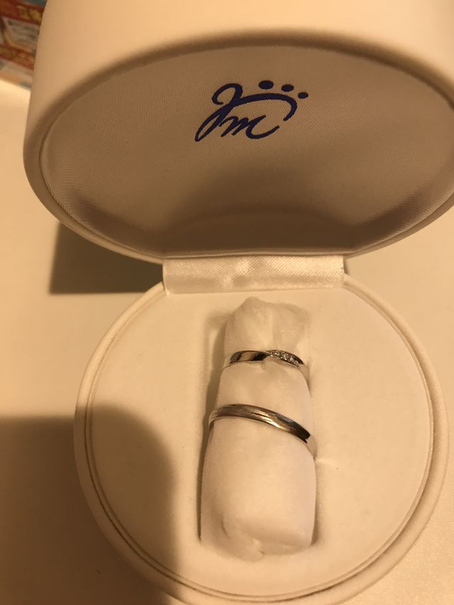 手前が新郎、奥が新婦の指輪です。